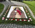 Bild: hl
Der Blumenteppich, der die Heilige abbildet. Köglitzer Frauen legen ihn vor der Kapelle.