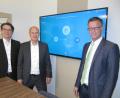 Bild: fg
Markus Windisch und Michael Wittmann vom Bayernwerk stellen mit Bürgermeister Hermann Falk (von links) das neue Internetangebot Energie-Monitor für Hirschau vor.