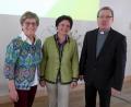 Repro: Dobmeier
KDFB-Bezirksvorsitzende Margit Konze (links) und Renate Bayerl vom KDFB-Bezirk Weiden danken Regionaldekan Manfred Strigl für die geistlichen Worte zum Besinnungstag in Johannisthal.