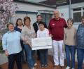 Bild: fz
Einen Scheck über 1000 Euro übergibt Ralph Mücke als Ostergeschenk an Tochter Melanie und deren Wohngruppe.