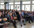 Bild: njn
In der Aula der Schule fand die Projektwoche ihren Abschluss. Auf dem Bild zweiter Bürgermeister Johannes Reger (rechts) sowie (erste Reihe sitzend von links) Konrektorin Beate Koch, Rektor Peter Preisinger sowie vom Staatsinstitut dessen Leiter Holger Edlich-Wolfshöfer und Roland Schubert.