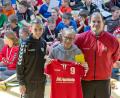 Bild: gud
Beim Jugendtag des Handballvereins wurde Paula Landgraf verabschiedet. Für die Fahrt nach Erfurt erhielt sie aus den Händen des Vorsitzenden Michael Lang und der Jugendleiterin Corinna Wild ein Trikot der weiblichen C-Jugend und einen Gutschein.