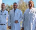 Bild: exb
Der Chefarzt der Klinik für Unfallchirurgie am Klinikum Fichtelgebirge, Dr. Philipp Koehl (Bildmitte), ist neuer Ärztlicher Leiter des Klinikums. Er folgt auf Dr. Bertram Krüger (rechts), der im Spätsommer in den Ruhestand geht. Komplettiert wird die neue Ärztliche Leitung durch Michael Paland (links), Chefarzt der Klinik für Anästhesie und Intensivmedizin.