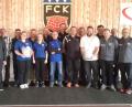 Bild: bk
Das Georg-Koppmann-Gedächtnisturnier ist der Saisonhöhepunkt beim FC. Die FC-Funktionäre und zweiter Bürgermeister Herbert Rudolph gratulieren den drei besten Teams.
