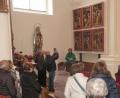 Bild: rha
Gästeführerin Elisabeth Hammer (Mitte) brachte den 33 Interessierten die Besonderheiten der Stadtpfarrkirche St. Ägidius nahe, zum Beispiel die Relieftafeln des einstigen Flügelaltars aus der Dürerschule.