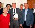 Bild: zer
Schwiegersohn Johannes Bauriedl, Frau Roswitha, Tochter Martina Bauriedl, Schwiegertochter Erika-Anna Treml-Lindner, Bürgermeister Michael Bauer und Sohn Christian (von links) wünschen Georg Lindner (Mitte) alles Gute.