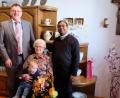 Bild: Stefanie Gradl
Bürgermeister Hans-Martin Schertl und Pfarrvikar Hrudaya Madanu gratulieren Cäcilia Friedrich zum 85. Geburtstag. Auch der jüngste Urenkel Luis feiert mit.