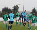 Bild: gb
Mit 4:0 gewann der TSV Konnersreuth (blaue Trikots) am vergangenen Samstag das Derby gegen den SV Mitterteich II. Damit liegt der TSV hinter Spitzenreiter FC Rehau auf Rang zwei, punktgleich mit dem Tabellendritten VfB Arzberg. Am Gründonnerstag reisen die Konnersreuther zum Schlagerspiel nach Rehau und am Ostermontag gastiert der FC Schwarzenbach.