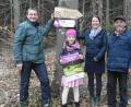 Bild: hl
Georg Wagner (von rechts), Kathrin Karban-Völkl, ihre Tochter und Stefan Hautmann (von links) freuen sich über den neuen, leichteren Weg.