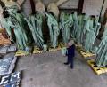 Bild: GEORGES GOBET/AFP
Patrick Palem, Direktor der auf die Restaurierung historischer Statuen spezialisierten SOCRA mit den Figuren von Notre Dame, die am Freitagvormittag im fünf Kilometer von Périgueux entfernten Marsac-sur-Isle eingetroffen waren.