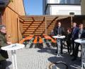 Bild: wro
Der Festakt „Fünf Jahre Markthaus mit Dorfladen“ fand bei frühlingshaftem Wetter im Freien statt. Links Festredner und Bürgermeister Wolfgang Braun.