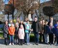 Bild: kgg
Den Erlös der beiden Musical-Aufführungen im Jugendheim-Festsaal überreichten die Akteure am Johannisplatz an Stadtpfarrer Thomas Vogl.