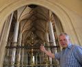 Bild: Wolfgang Steinbacher
Stadtbrandrat Bernhard Strobl im Kirchenschiff von St. Martin. Würde das Gotteshaus brennen, so sagt er, wäre es wohl ähnlich wie jetzt in Paris.