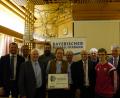 Bild: ebr
Der ATSV wurde mit der goldenen Raute ausgezeichnet. In die Wege geleitet wurde dies durch Lucas Bley (Zweiter von rechts). Hubert Rosner, Norbert Schuller, Martin Braun (von links), Jürgen Faltenbacher (Sechster von links), Siegfried Tabbert (Siebter von links), Peter Gold (Achter von links) und Thomas Unger (ganz rechts) gratulieren. Stellvertretend entgegen genommen wurde die Raute durch Jürgen Steinhauser (Vierter von links) und Gerhart Ernst (Fünfter von links).