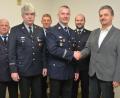 Bild: dob
Bürgermeister Andreas Wutzlhofer (rechts) als oberster Dienstherr der Feuerwehren in der Großgemeinde beglückwünscht Stadtkommandant Mario Dobmayer zu seiner Wiederwahl. Albert Burger (Zweiter von links) ist Stellvertreter.