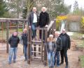 Bild: ag
Neue Balance- und Klettergeräte, die es in Hirschau so bislang noch nicht gab: Darüber freute sich die SPD-Stadtratsfraktion bei einer Besichtigung des Umbaus des Kinderspielplatzes am alten Brunnen (von links): Stefan Bauer, Wolfgang Bosser, Zweiter Bürgermeister Josef Birner, SPD-Vorsitzender Günther Amann, Karin Waldhauser, Rudolf Wild und Michael Högl.