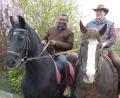 Bild: cv
Die erste Reitstunde: Kaplan John Oguche übt mit Dieter Singer für den Osterritt. „Das ist zu schaffen“, meint er zuversichtlich. Mit seinen „Lehrern“ an der Seite würde er danach gerne wieder mal ausreiten.