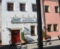 Bild: Gabi Schönberger
Die Taverne "Rhodos“, gegenüber des Rathauses, stand von Anfang an unter keinem guten Stern. Zunächst verfügte das Landratsamt die Schließung wegen mangelhaften Brandschutzes, jetzt hat der Hausbesitzer den Gas- und Wasserhahn abgedreht.