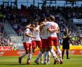 Bild: Jahn Regensburg
Jubel nach dem 1:0 für den SSV Jahn Regensburg:.(von links): Jann George, Hamadi Al Ghaddioui ,Sargis Adamyan und Torschütze Marco Gruettner.