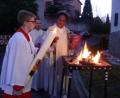 Bild: mtm
Pfarrer Saju Thomas beim Entzünden der Osterkerze in Rosenberg.