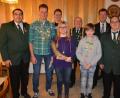 Bild: jr
Höhepunkt beim Treffen im Schützenheim Hundsbach war Königsproklamation. Im Bild (von links) Schützenmeister Bernhard Ernstberger, der neue Schützenkönig Alexander Schicker, Vorjahres-Jugendkönig Lukas Schicker, Schützenliesl Anja Hecht, der letztjährige Schützenkönig Bruno Rosner, der neue Jugendkönig Constantin Blessenberger, Gauschützenmeister Manfred Zölch, Uwe Friedrich und Felix Wührl.