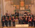 Bild: tu
Kirchenchor und Orchester der Pfarrei St. Sigismund führen im Altarraum der Stadtpfarrkirche die „Grabmusik“ auf.