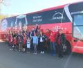 Bild: exb/Eva Hofmann
Oliver (Mitte) mit Familie und Freunde vor dem FC-Bayern-Bus, der die Fans von Neustadt/WN nach München in die Allianz-Arena gebracht hat.