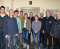 Bild: fjo
Viele fröhliche Gesichter zeugen bei der Feuerwehr Reinhardsrieth von der Erleichterung nach der Wahl von Corinna Neuber (Vierte von rechts) zur neuen stellvertretenden Kommandantin an der Seite von Josef Nickl (Zweiter von rechts). Auch Kreisbrandmeister Martin Weig gratuliert.