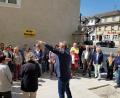 Bild: jzk
Bürgermeister Werner Nickl zeigt den Senioren den barrierefreien Haupteingang des umgebauten Rathauses, der sich auf der Seite des Gebäudes befindet.