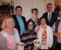 Bild: exb
Franz Stahl (hinten rechts), Holger Schedl (hinten links) und Cornelia Stahl (vorne, Zweite von rechts) begrüßten mit Doris Schröder (hinten, Mitte), Dorothea Müller (vorne links), Birgit Lailach (vorne, Zweite von links) und Günther Kraus (ganz rechts im Bild) vier weitere ehrenamtliche Kräfte.