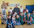 Bild: mez
Pfarrer Markus Bruckner (hinten Mitte) freut sich mit den Kindern der Theater-AG des Kinderhauses Herz Jesu über die gelungene Aufführung bei der Osterfeier.
