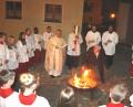 Bild: lg
An der eisernen Feuerschale vor dem Kirchenportal wurde im Kreise der Ministrantenschar die Osterkerze entzündet.