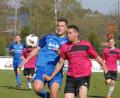 Bild: gb
FC-Angreifer Anthony Hofweller (rechts) und Gästespieler Johannes Schatz kämpfen um den Ball: Der FC Tirschenreuth und Bavaria Waischenfeld trennten sich am Ostersamstag 1:1.