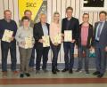 Bild: ral
Zweiter Bürgermeister Andreas Altmann (rechts) gratulierte den Geehrten: Im Bild von links Andreas Flierl, Paul Werner, Mathilde Zitzmann, Werner Zitzmann, Regine Zinger, Gerhard Müller und Tobias Braun.