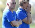 Bild: Büttner, Gerhard
Coach Josef Dütsch (rechts) und Co-Trainer Peter Möhrle können die schwache Leistung ihrer Mannschaft nicht fassen: Die SpVgg Schirmitz leistete sich eine blamable 0:2-Niederlage gegen den deisgnierten Absteiger SV Sorghof.