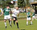 Bild: heh
Luftkampf zwischen dem Wiesauer Stefan Ruß (links) und dem Arzberger Korbinian Lang: Die SpVgg Wiesau feierte gegen den Aufstiegsaspiranten einen überraschenden 3:0-Sieg.