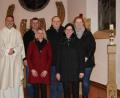 Bild: ads
In Holzhammer gratulierte (von links) Pfarrer Josef Irlbacher Matthias Kick zu seiner erneuten Wahl zum Kirchenpfleger, Susanne Siegert, Monika Schlosser und Elisabeth Lindthaler stehen ihm wie bisher zur Seite. Nach 18 Jahren wurde Uli Plößl (Dritter von rechts) aus dem Gremium verabschiedet.