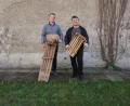 Bild: kaz
Florian Frank und Markus Lehner (von links) "ratschen" am Karfreitag vor der Stadtpfarrkirche
