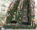 Bild: sei
Die Mitglieder der Kolpingsfamilie die mit viel Liebe den Osterbrunnen gestalten, sind stinksauer. Heuer haben Vandalen den Brunnen nicht mal bis nach Ostern in Ruhe gelassen, sondern 300 echte, handbemalte Eier in der Nacht von Karfreitag auf Karsamstag zerstört..