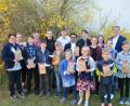 Bild: ga
Stolz zeigen die Ministranten ihre Osternester, die im Pfarrgarten in Unterauerbach für sie versteckt waren.