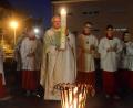 Bild: Kunz
Stadtpfarrer Gerhard Pausch entzündet vor der Herz Jesu Kirche die Osterkerze.