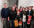 Bild: bsc
Zahlreiche Siegerbänder und Medaillen präsentieren die Mitglieder des Kleintierzuchtvereins Friedenfels. Es waren alles Erfolge, die bei den Ausstellungen im Bundesgebiet durch die Vereinsmitglieder im letzten Zuchtjahr errungen wurden. Vorsitzende Ramona Bauer (hinten, Zweite von links) gratulierte zu den Erfolgen und wünschte ein erfolgreiches neues Zuchtjahr.