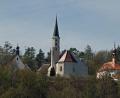 Bild: sön
Kirchentrio am Pfarrberg in Vilshofen: in der Mitte die Pfarrkirche St. Michael, links davon die Allerseelen-Bruderschaftskapelle und rechts die sogenannte „Wieskirche zum gegeißelten Heiland“.