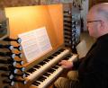 Bild: do
Eingebunden in die barocke Freude glänzt Organist Walter Thurn an der Königin der Instrumente mit himmlischen Klängen.
