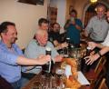 Bild: kro
Viel Spaß hatten „Braujuwaren“ und Gäste beim „Anploppen“ des Urmärzens. Für die Zukunft kann sich der Verein auch vorstellen, das selbst gebraute Bier zu vermarkten.