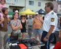 Archivbild: dob
Polizeichef Martin Zehent klärte die Besucher beim Bauernmarkt in Vohenstrauß unter anderem zum Thema "Das Auto ist kein Safe" auf und stieß damit auf reges Interesse.