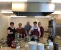 Bild: öt
Dank für das „Perfekte Dinner“ zollte Heimbeiratsvorsitzender Lutz Wuttke vom Senioren-Servicehaus Neusorg (Mitte) den Köchinnen Ramona Schörner (von links), Stefanie Bodenschatz, Natalja Kolep und Tina Ahrendt.