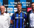 Bild: exb
Teammanager Hannes Beer (links) und Trainer Andreas Scheler (rechts) hießen Timo Nürnberger bei der SpVgg SV Weiden willkommen.