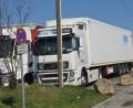 Bild: dob
Die neu eingerichtete Feuerwehranfahrtszone beim Parkplatz des Autohofs in Waidhaus bietet den Polizeibeamten die Möglichkeit bei Verstößen hart durchzugreifen und die Falschparker sogar abschleppen zu lassen. Laut Polizeichef Martin Zehent wird engmaschig kontrolliert.