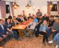 Bild: bk
Ein 15-köpfiges Team mit Julian Kraus, Sebastian Biller, Maximilian Kohl, Andreas Helgert, Andreas Klapper und Stefan Wildenauer an der Spitze (von hinten Mitte sitzend oben und links daneben) leitet den CSU-Nachwuchs. Mit im Bild die Ehrengäste, darunter Kreischef Benedikt Grimm (vorne, links).